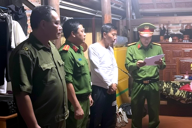 Tạm giữ người đàn ông chạy xe ngược chiều, hung hăng đánh tài xế taxi - Ảnh 1.