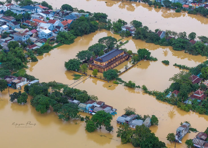 Ngập lụt ở Huế, Đà Nẵng kéo dài đến khi nào? - Ảnh 1.