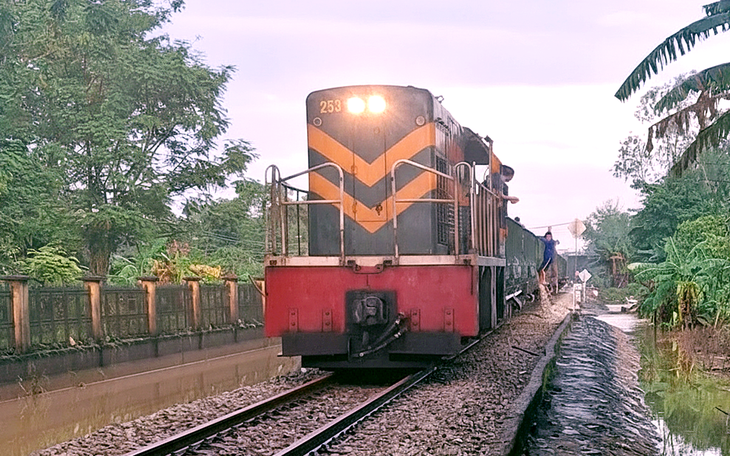 Thông tuyến đường sắt sau sự cố do mưa lũ qua khu vực Nam Trung Bộ - Ảnh 3.
