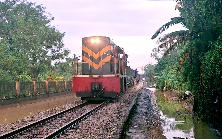 Thông tuyến đường sắt Bắc - Nam qua Huế sau 3 ngày ách tắc - Ảnh 1.