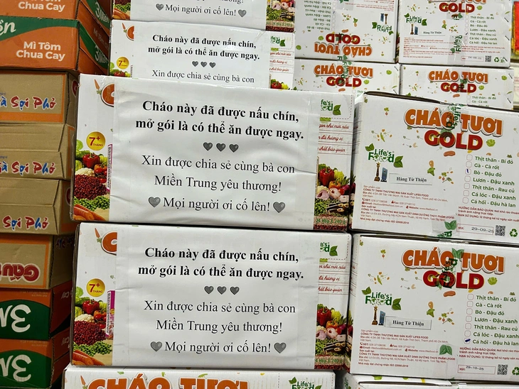 70 tấn hàng hóa cứu trợ đồng bào miền Trung từ điểm thu 'khó tính nhất lịch sử' - Ảnh 8.