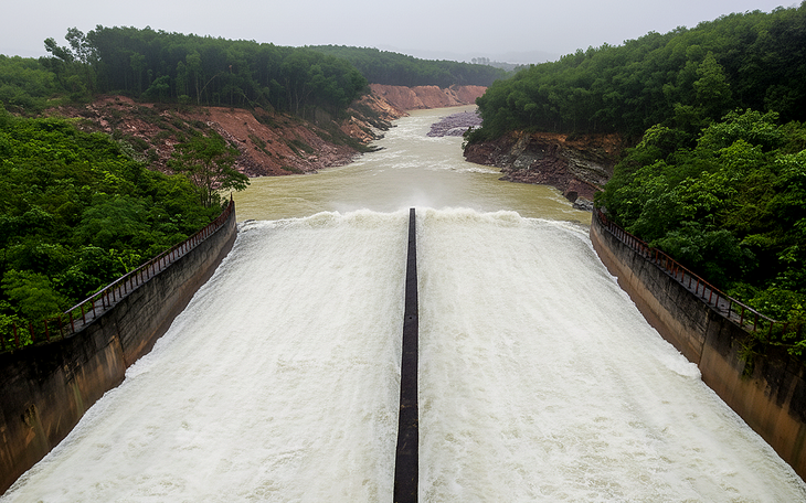Gần 37.000 học sinh ở Hà Tĩnh nghỉ học để ứng phó với mưa lớn kéo dài - Ảnh 2.