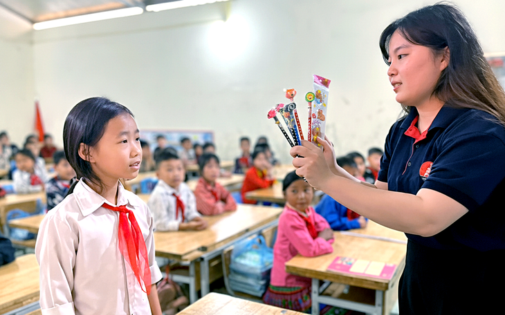 Dạy tiếng Anh bắt buộc từ lớp 1: Đào tạo, bồi dưỡng giáo viên là then chốt - Ảnh 2.