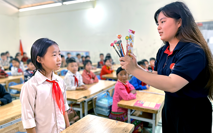 Bắt buộc dạy tiếng Anh từ lớp 1: Tìm đâu ra 30.000 giáo viên? - Ảnh 1.