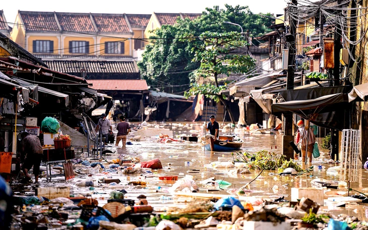 Lũ sông Vu Gia - Thu Bồn lại dâng cao, người dân bơ phờ vì chưa thể hạ đồ xuống - Ảnh 3.
