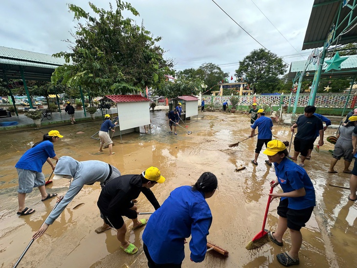 Hơn 1.500 thanh niên Đà Nẵng cùng người dân khắc phục hậu quả sau lũ - Ảnh 3.