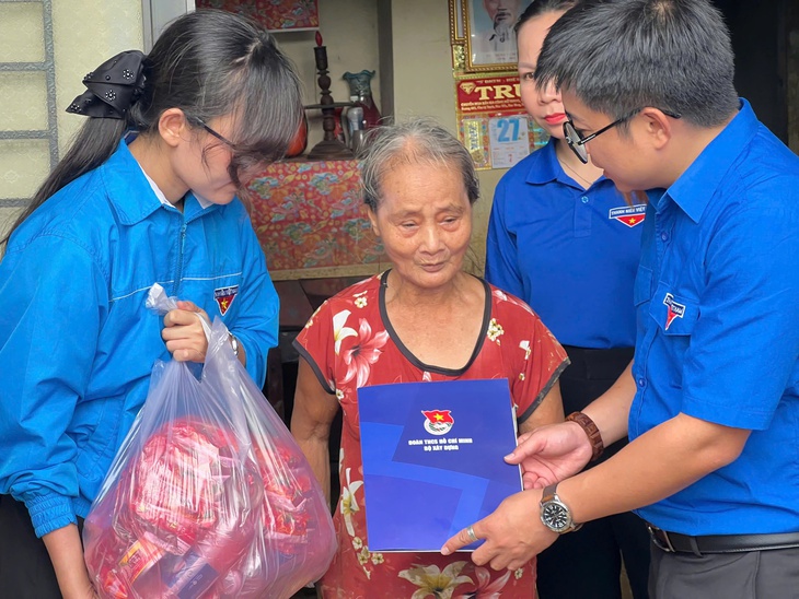 Hơn 1.500 thanh niên Đà Nẵng cùng người dân khắc phục hậu quả sau lũ - Ảnh 2.