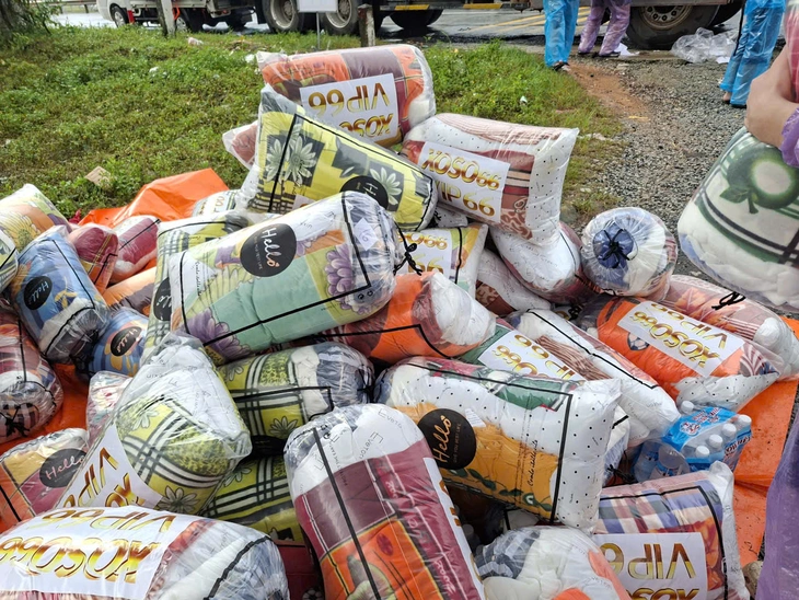 Lợi dụng cứu trợ lũ lụt để quảng cáo web cờ bạc, phát hàng hết hạn cho bà con - Ảnh 1.