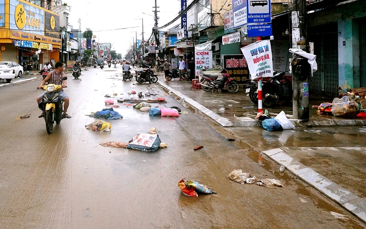 Hai ngày sau lũ, tiểu thương Đà Nẵng vẫn 'còng lưng' xúc bùn, hoang mang vì thiệt hại lớn - Ảnh 10.