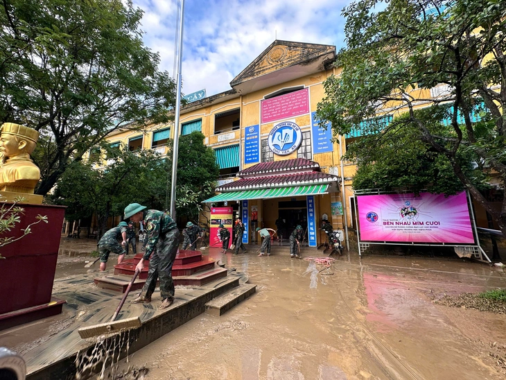 Ngập lụt ở Huế, Đà Nẵng kéo dài đến khi nào? - Ảnh 2.