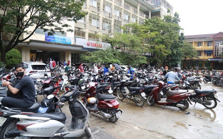 Rưng rưng trước cảnh phòng trọ tan hoang, sách vở sinh viên ngập trong lũ - Ảnh 14.