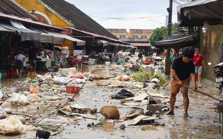 Thủ tướng yêu cầu xuất cấp gạo, hỗ trợ lương khô, thuốc men cho vùng lũ miền Trung - Ảnh 2.
