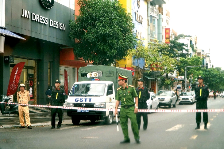 Cảnh sát phong tỏa đường Lê Hoàn, làm việc với một số tiệm vàng ở Thanh Hóa - Ảnh 1.