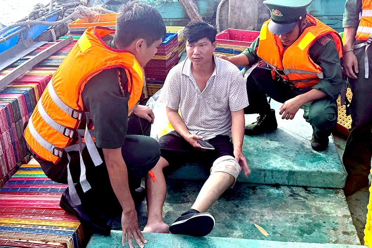 Tàu cá chìm ở biển Côn Đảo, 8 ngư dân được cứu kịp thời - Ảnh 1.