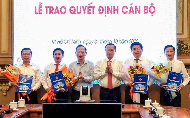 TP.HCM trao quyết định bổ nhiệm lãnh đạo Trung tâm Phát triển quỹ đất, SAWACO - Ảnh 1.