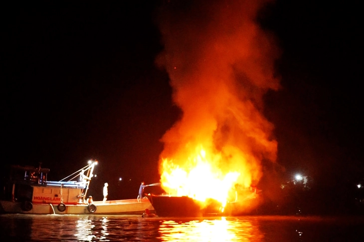 Chủ tàu cá Cà Mau cắt dây đẩy tàu ra giữa sông để không cháy lan- Ảnh 1. Chủ tàu cá Cà Mau cắt dây đẩy tàu ra giữa sông để không cháy lan - Ảnh 1.