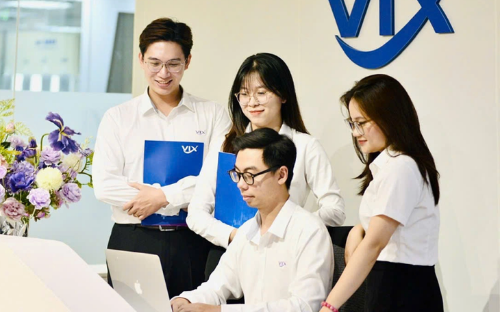 Loạt cổ phiếu chứng khoán, bất động sản 'nằm sàn' - Ảnh 2.