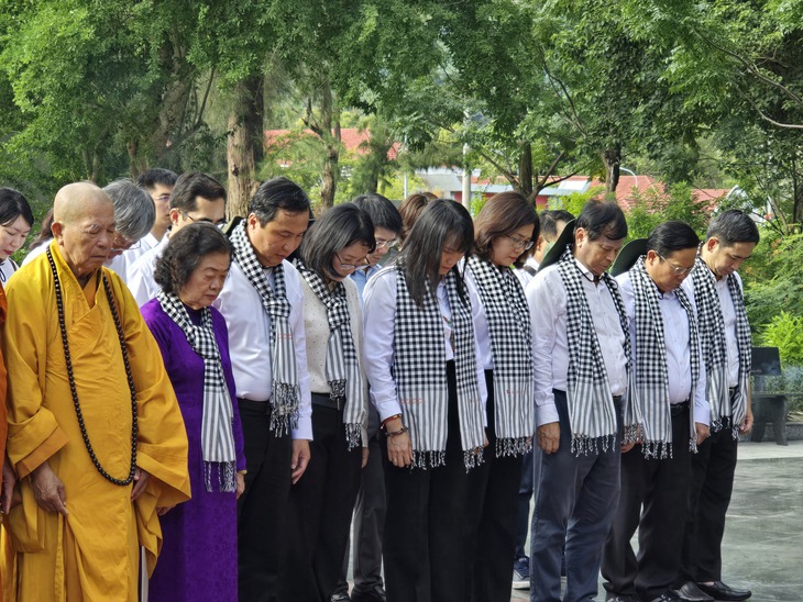 Đoàn công tác Hội sách Côn Đảo dâng hương tưởng niệm các anh hùng liệt sĩ  - Ảnh 1.