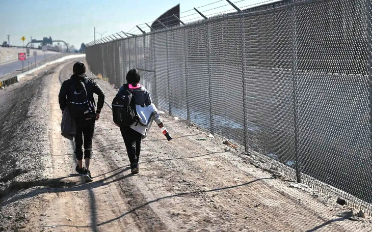 Chính quyền Tổng thống Donald Trump áp phí 5.000 USD với người nhập cư trái phép - Ảnh 2.