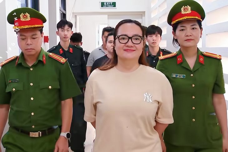 Bà Hoàng Hường khai gì tại cơ quan công an sau khi bị khởi tố? - Ảnh 1.