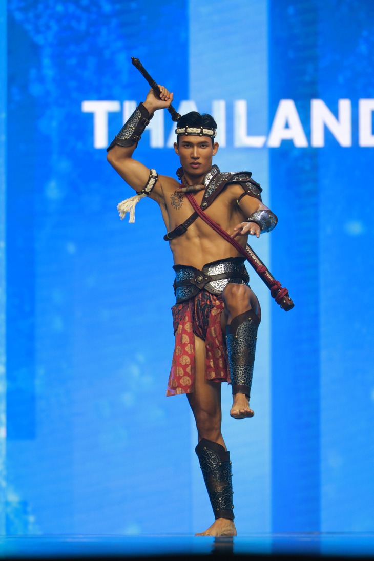 'Đầu cơ nghiệp’ của Đoàn Công Vinh so với trang phục các nước ở Mister Global 2025 - Ảnh 11.