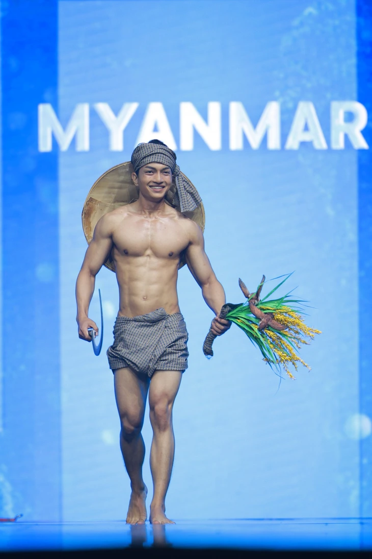 'Đầu cơ nghiệp’ của Đoàn Công Vinh so với trang phục các nước ở Mister Global 2025 - Ảnh 13.