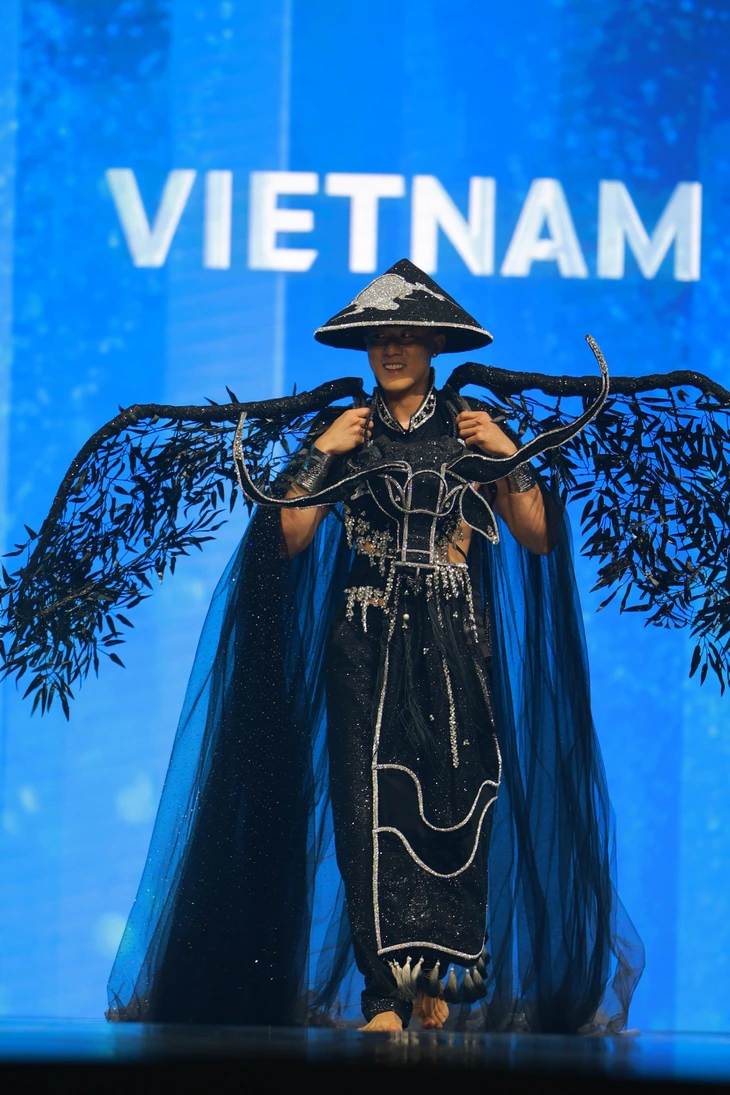 'Đầu cơ nghiệp’ của Đoàn Công Vinh so với trang phục các nước ở Mister Global 2025 - Ảnh 1.