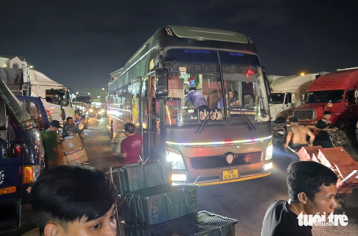Xe khách 'chiếm' làn hỗn hợp trên đường Đỗ Mười giờ tan tầm, ép xe máy nép sát lề - Ảnh 24.