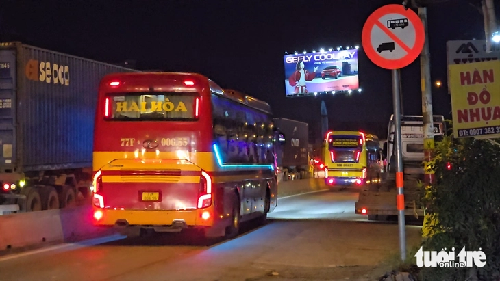 Xe khách 'chiếm' làn hỗn hợp trên đường Đỗ Mười giờ tan tầm, ép xe máy nép sát lề - Ảnh 2.