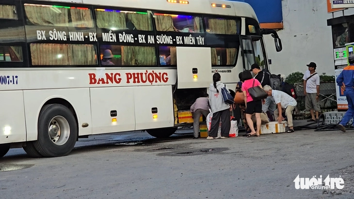 Xe khách 'chiếm' làn hỗn hợp trên đường Đỗ Mười giờ tan tầm, ép xe máy nép sát lề - Ảnh 8.