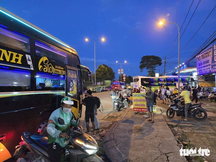 Xe khách 'chiếm' làn hỗn hợp trên đường Đỗ Mười giờ tan tầm, ép xe máy nép sát lề - Ảnh 11.