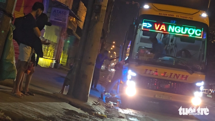 Xe khách 'chiếm' làn hỗn hợp trên đường Đỗ Mười giờ tan tầm, ép xe máy nép sát lề - Ảnh 17.