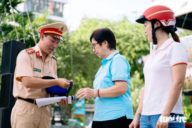 Đổi giấy phép lái xe sang thẻ PET để tránh lừa đảo nộp phạt - Ảnh 2.