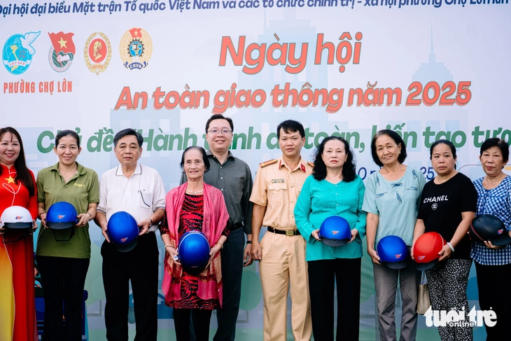 Đổi giấy phép lái xe sang thẻ PET để tránh lừa đảo nộp phạt - Ảnh 1.