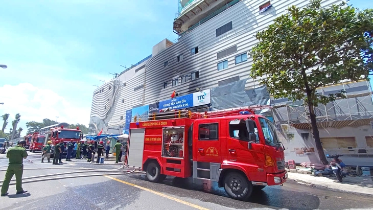 Cháy tại dự án cao ốc phức hợp Nguyễn Kim, khói đen nghi ngút - Ảnh 4.