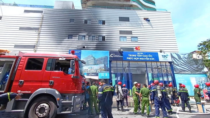 Cháy tại dự án cao ốc phức hợp Nguyễn Kim, khói đen nghi ngút - Ảnh 5.