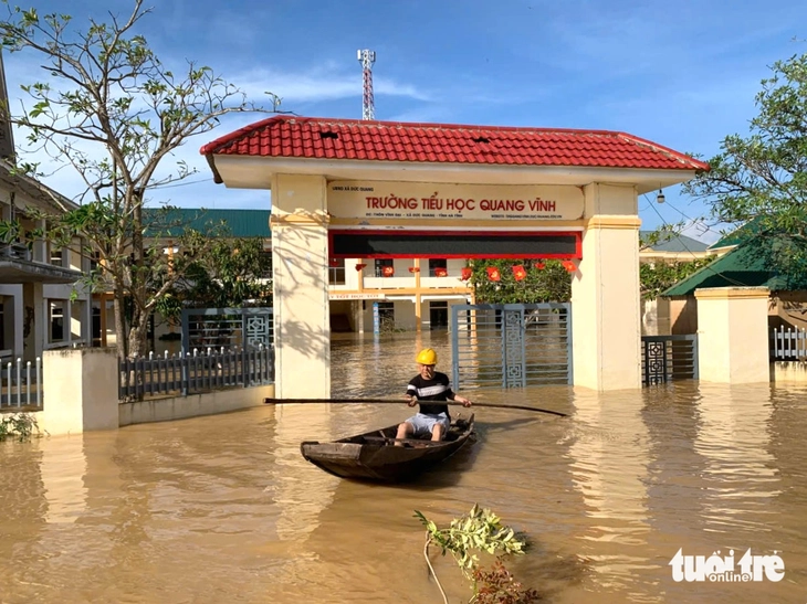 Vừa dọn dẹp trường lớp, nhà cửa sau bão Bualoi, vừa lo bão Matmo - Ảnh 3.