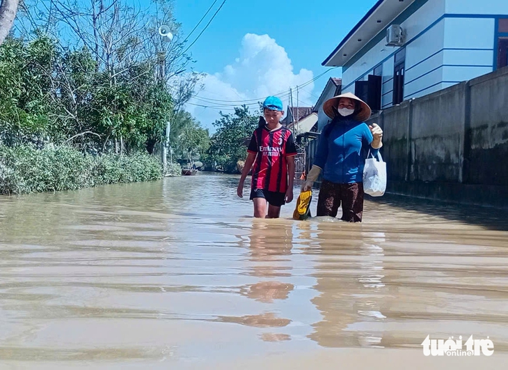 Vừa dọn dẹp trường lớp, nhà cửa sau bão Bualoi, vừa lo bão Matmo - Ảnh 4.