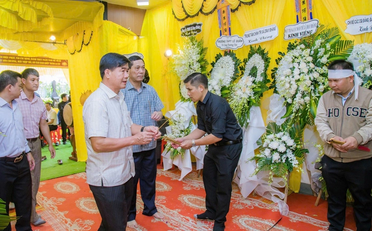 Đề nghị công nhận liệt sĩ cho Chủ tịch xã bị tông chết khi điều tiết giao thông giữa mưa lũ - Ảnh 1.