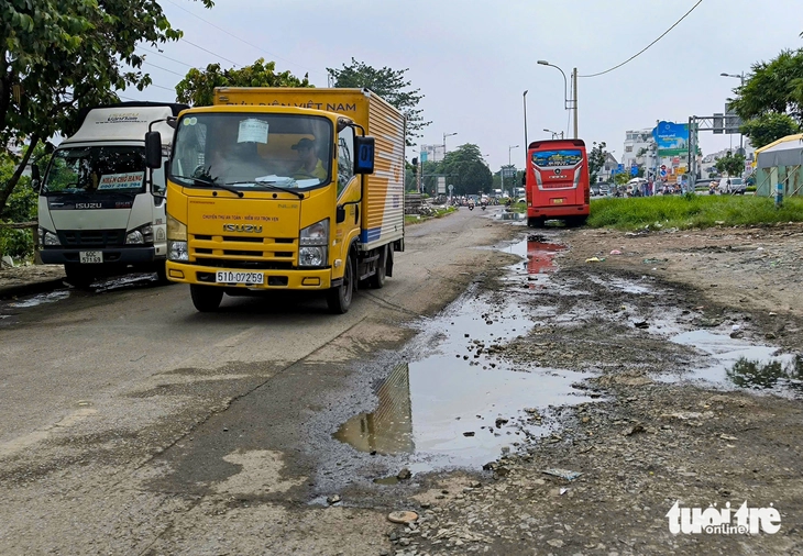 Đường Kha Vạn Cân xuống cấp: 'Combo' ngập, bụi và xe khách dừng đỗ bát nháo - Ảnh 1.
