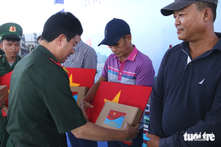 Quân - dân cùng ăn sáng trên tàu kiểm ngư, bàn chuyện đánh bắt và bảo vệ chủ quyền Tổ quốc - Ảnh 7.