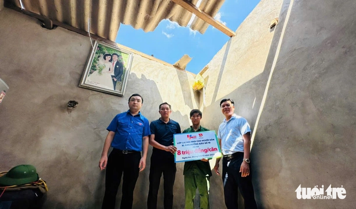Trao tiền từ chương trình 'Lợp lại mái nhà cho người dân vùng bão' cho loạt người nghèo ở Nghệ An - Ảnh 14.