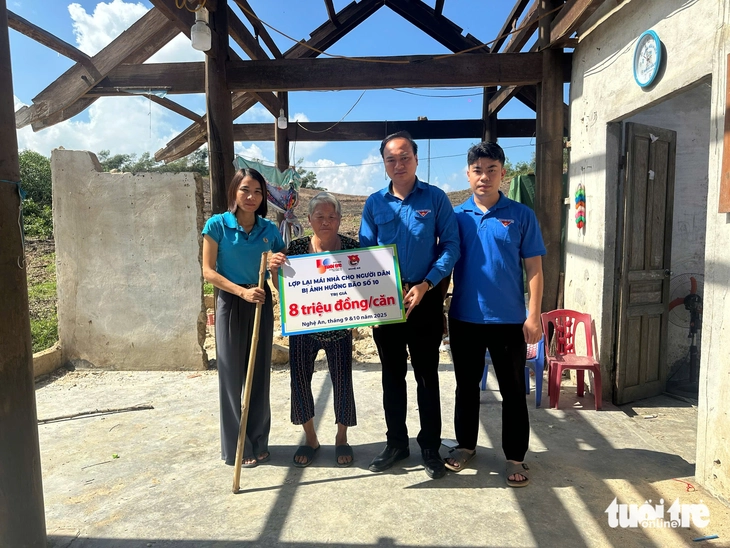 Trao tiền từ chương trình 'Lợp lại mái nhà cho người dân vùng bão' cho loạt người nghèo ở Nghệ An - Ảnh 17.