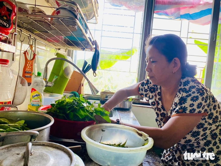 Tay bệnh run vẫn dán vàng mã nuôi con, con đậu kiến trúc Đại học Huế, mẹ khóc nghẹn ngào - Ảnh 3.