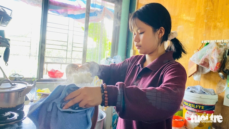 Tay bệnh run vẫn dán vàng mã nuôi con, con đậu kiến trúc Đại học Huế, mẹ khóc nghẹn ngào - Ảnh 5.