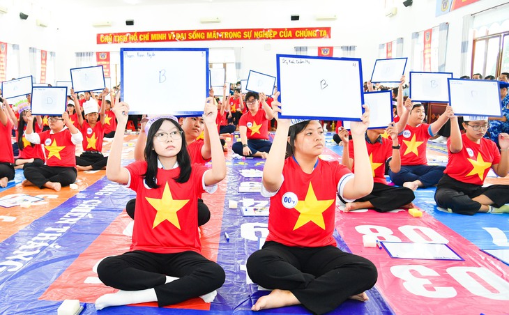 Cảnh sát biển 4 trao 80 suất học bổng cho học sinh nghèo ở Cần Thơ - Ảnh 2.