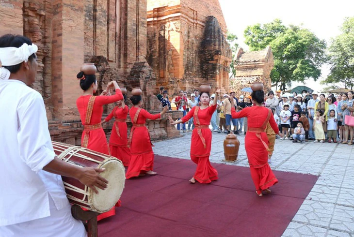 Nhiều hoạt động văn hóa, giải trí tạm hoãn vì bão Bualoi và Matmo - Ảnh 1.