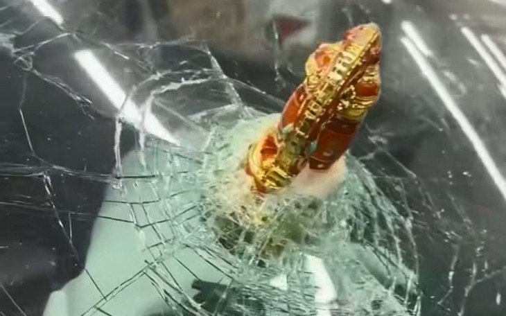 Mở nắp két nước làm mát ô tô sai cách, cô gái gặp tai nạn đau đớn - Ảnh 3.