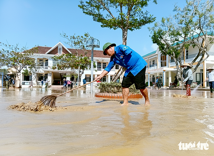 Vừa dọn dẹp trường lớp, nhà cửa sau bão Bualoi, vừa lo bão Matmo - Ảnh 1.