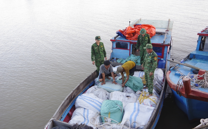 Ôtô chở hơn 3 tấn xương bốc mùi hôi thối đang chạy trên đường thì bị cảnh sát kiểm tra, lập biên bản - Ảnh 3.